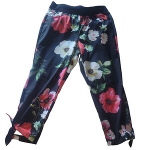 Le Grenier Black Floral Print Capris Pants